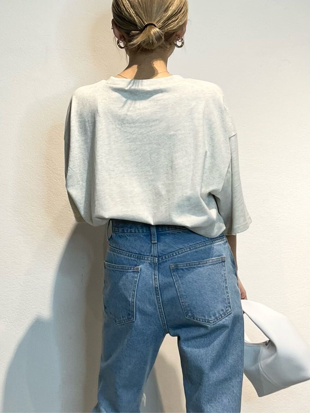 その他のシャツ/ブラウス、ブルー系のデニムパンツ、ブラック系のサンダルを着用したレディースの春コーディネートの5枚目の写真