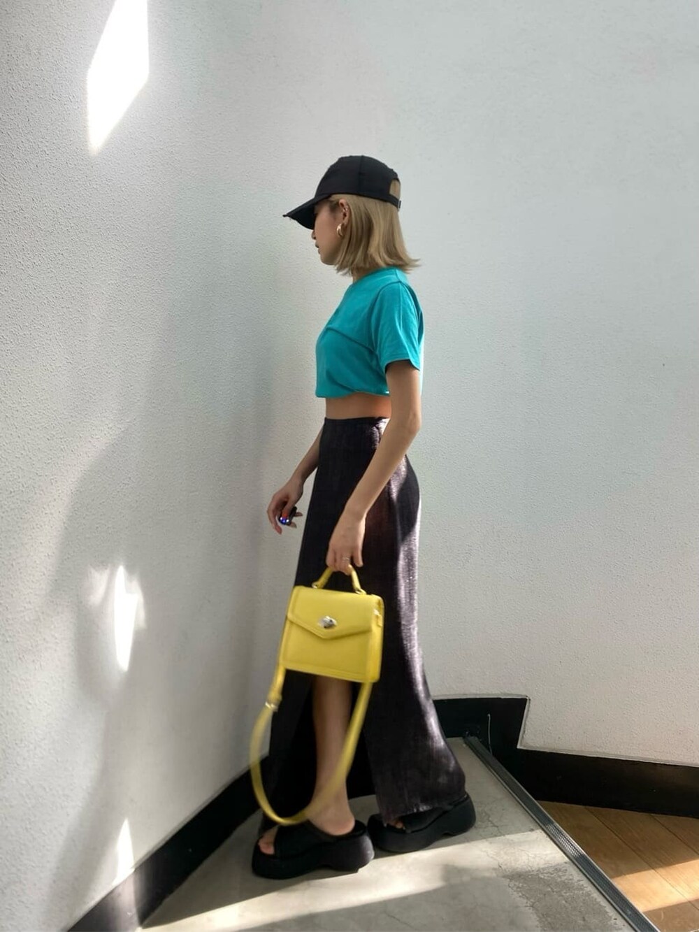 ブラック系のサンダル、ブラック系のスカート、ブルー系のTシャツ/カットソーを着用したレディースの春コーディネートの3枚目の写真