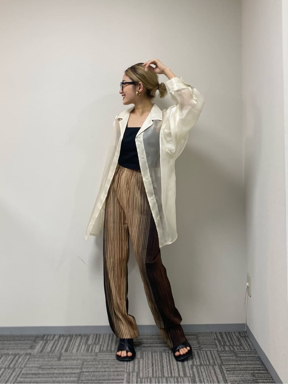 その他のその他パンツ、ホワイト系のシャツ/ブラウス、ブラック系のサンダルを着用したレディースの夏コーディネートの2枚目の写真