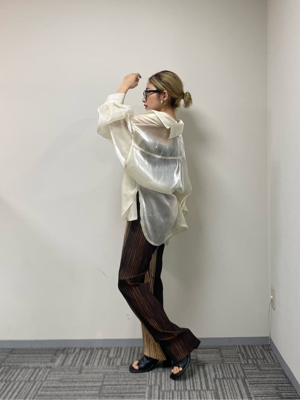 その他のその他パンツ、ホワイト系のシャツ/ブラウス、ブラック系のサンダルを着用したレディースの夏コーディネートの3枚目の写真