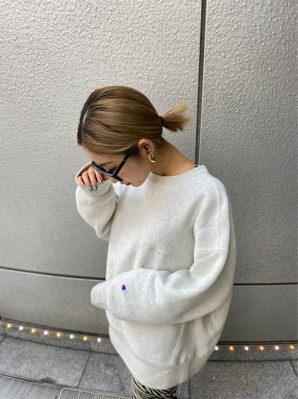 グレー系のスウェット、その他のその他パンツ、ブラック系のブーツを着用したレディースの冬コーディネートの5枚目の写真