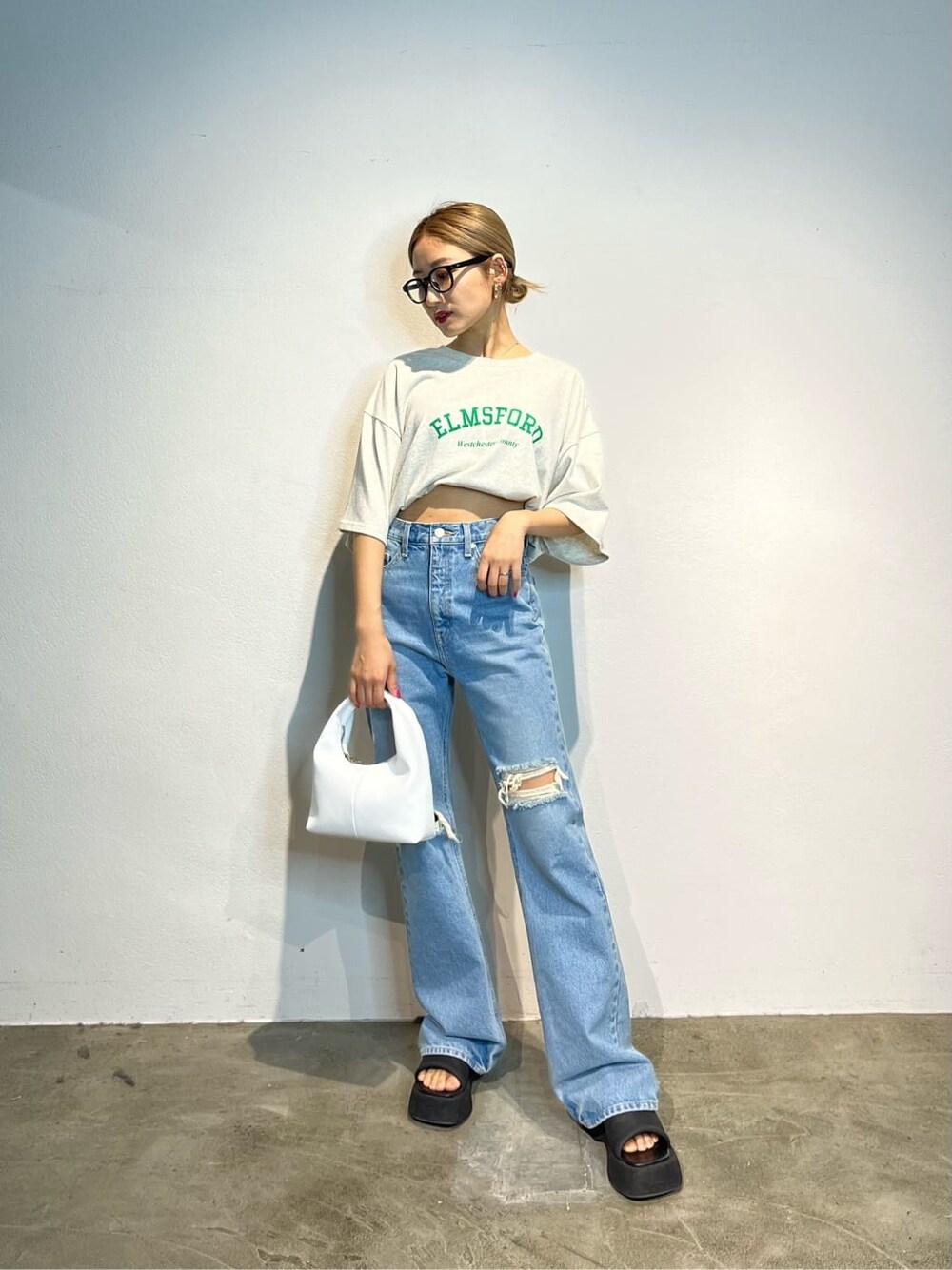 その他のシャツ/ブラウス、ブルー系のデニムパンツ、ブラック系のサンダルを着用したレディースの春コーディネートの2枚目の写真