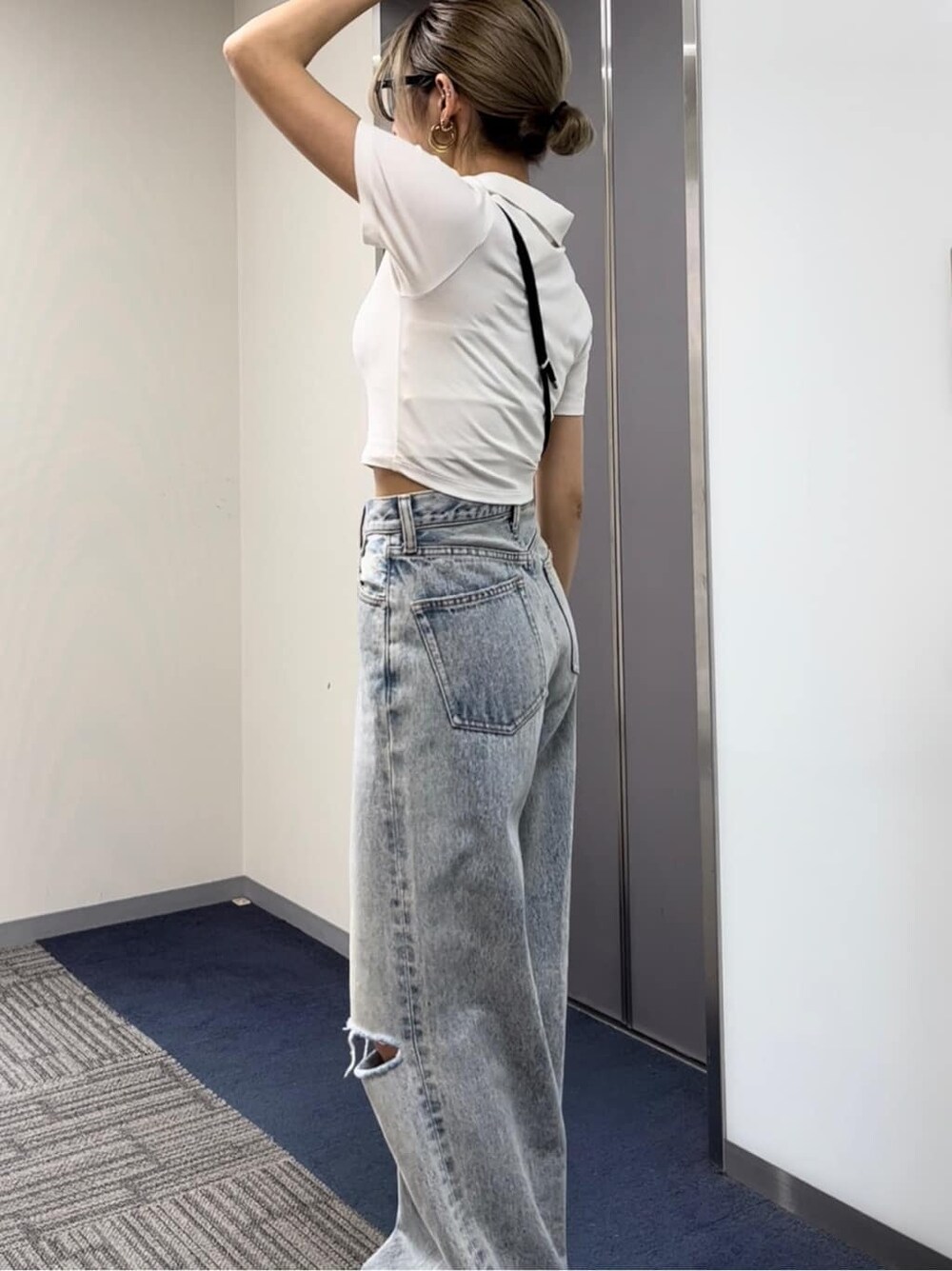 ブルー系のデニムパンツ、ホワイト系のTシャツ/カットソーを着用したレディースの夏コーディネートの5枚目の写真