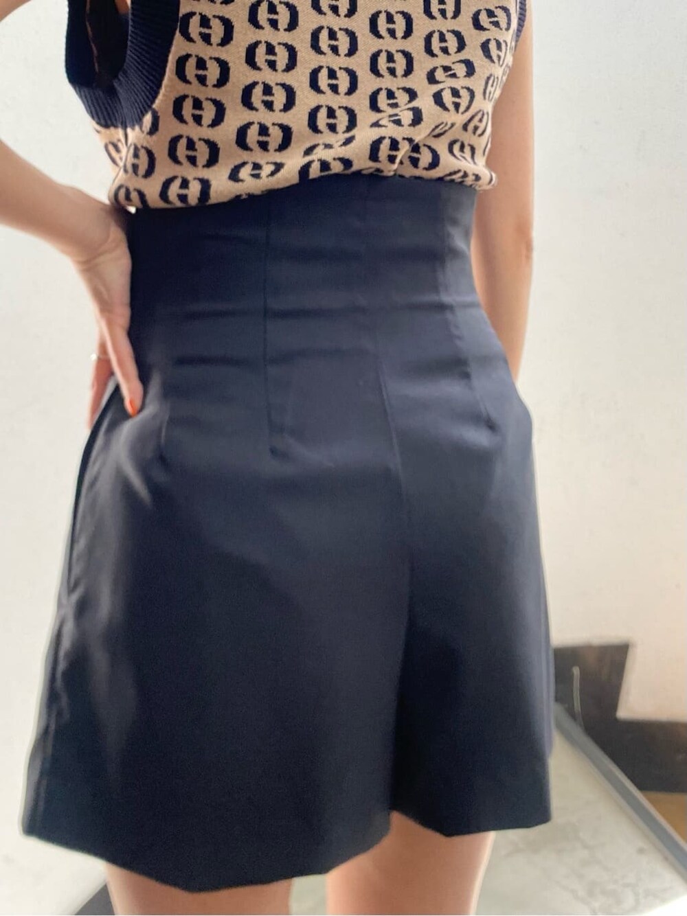 ブラック系のその他パンツ、その他のタンクトップ、ホワイト系のソックス/靴下を着用したレディースの春コーディネートの6枚目の写真