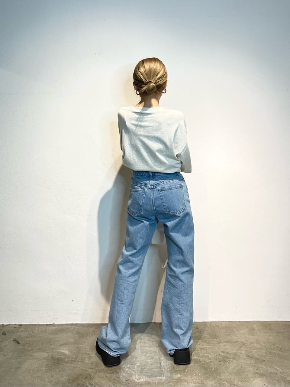 その他のシャツ/ブラウス、ブルー系のデニムパンツ、ブラック系のサンダルを着用したレディースの春コーディネートの3枚目の写真