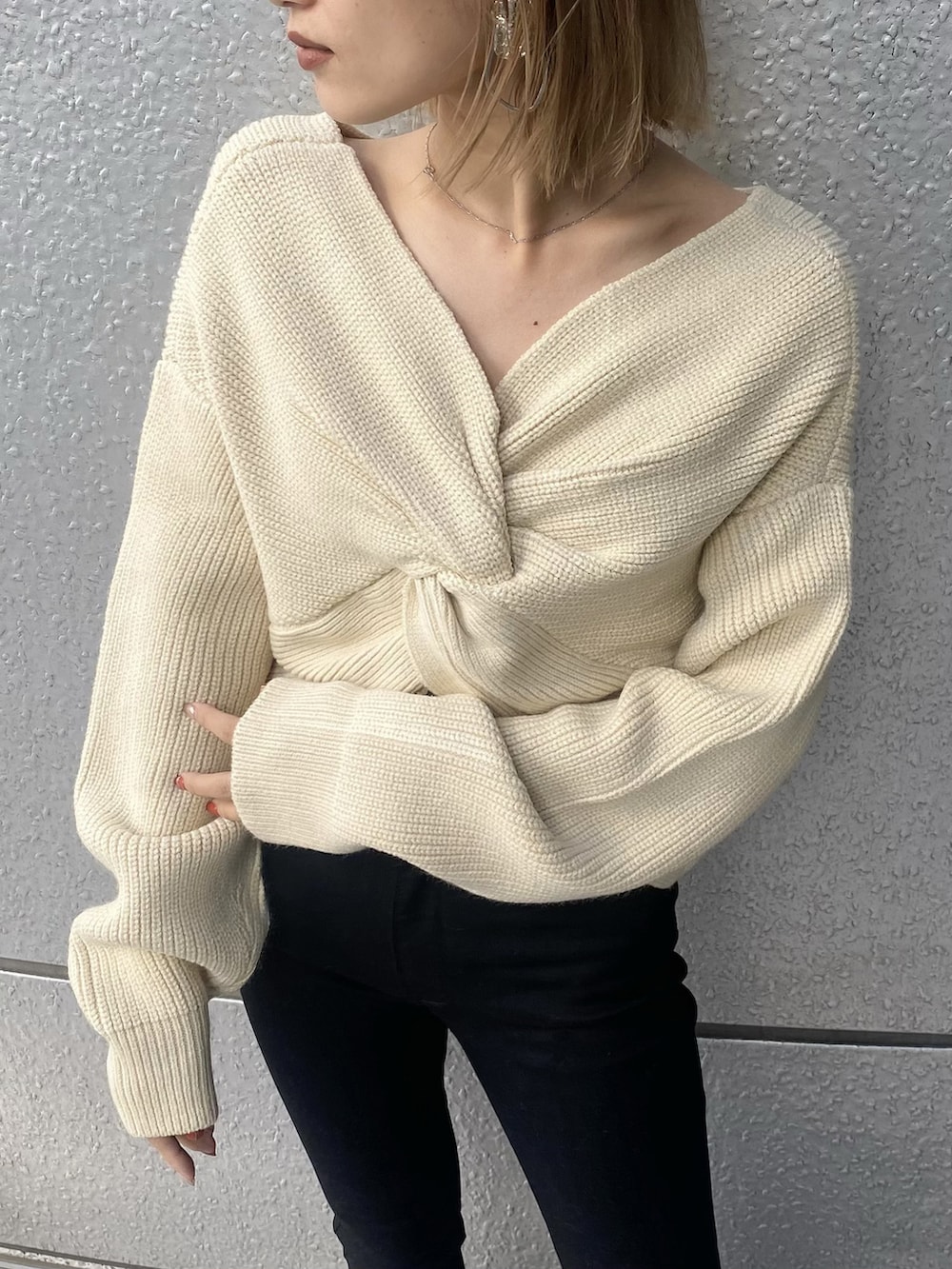 ブラック系のデニムパンツ、ホワイト系のニット/セーター、その他のローファーを着用したレディースの冬コーディネートの3枚目の写真