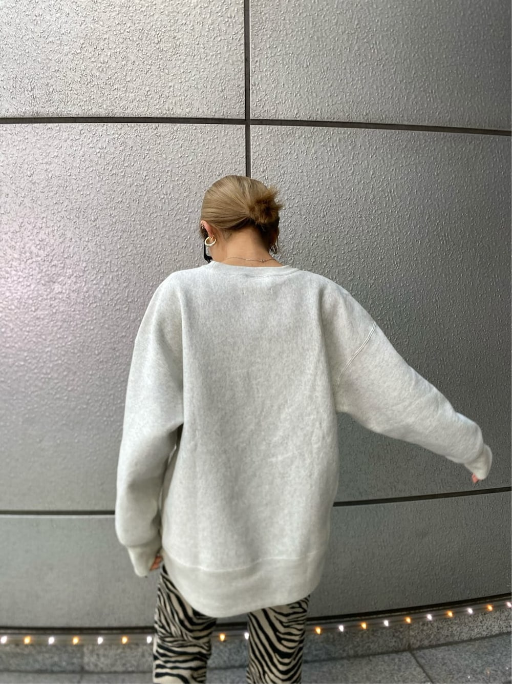 グレー系のスウェット、その他のその他パンツ、ブラック系のブーツを着用したレディースの冬コーディネートの7枚目の写真