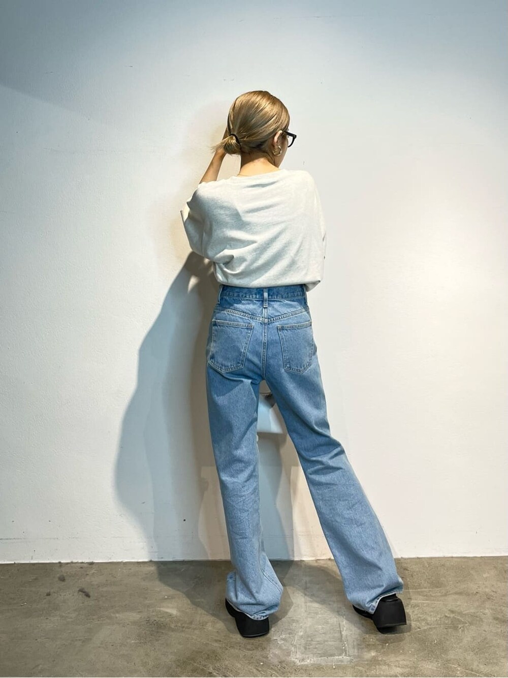 その他のシャツ/ブラウス、ブルー系のデニムパンツ、ブラック系のサンダルを着用したレディースの春コーディネートの4枚目の写真