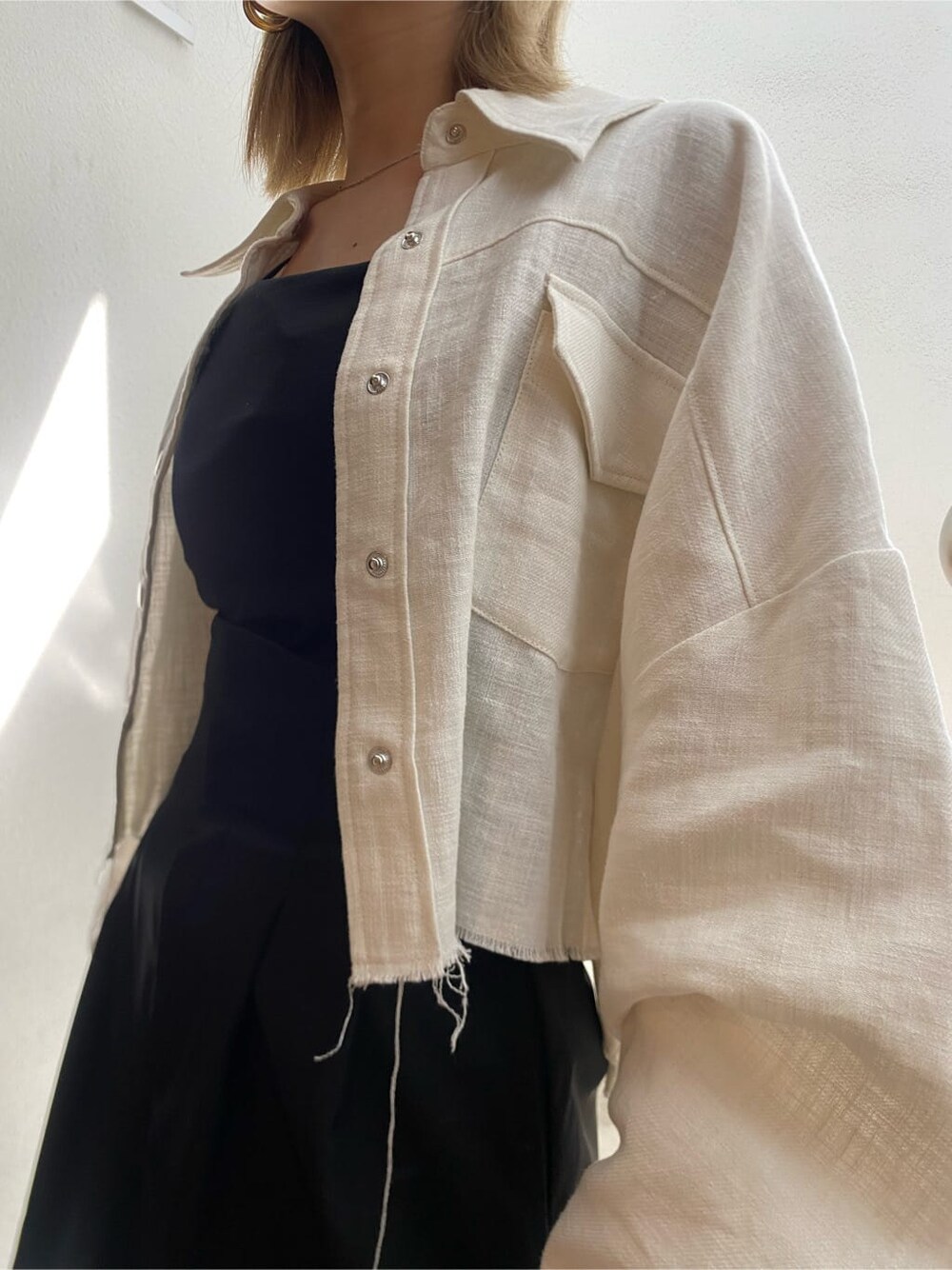 ブラック系のブルゾン、ブルー系のショルダーバッグ、ブラック系のその他パンツを着用したレディースの春コーディネートの4枚目の写真