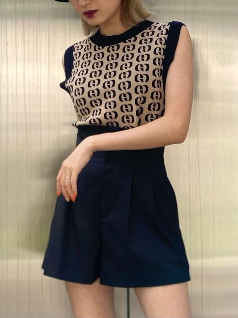 ブラック系のその他パンツ、その他のタンクトップ、ホワイト系のソックス/靴下を着用したレディースの春コーディネートの5枚目の写真