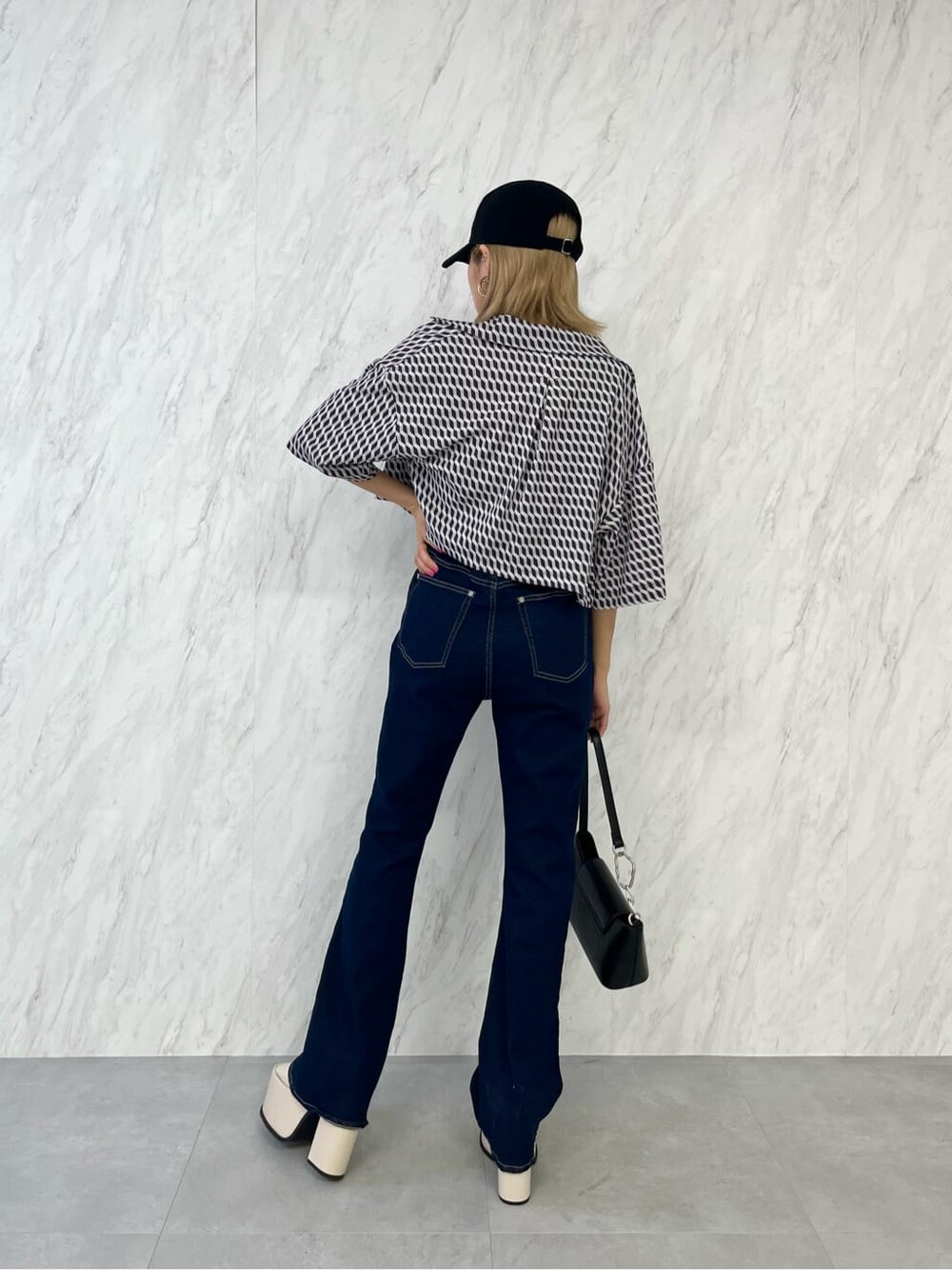 ブルー系のサロペット/オーバーオール、その他のシャツ/ブラウス、ホワイト系のサンダルを着用したレディースの春コーディネートの7枚目の写真