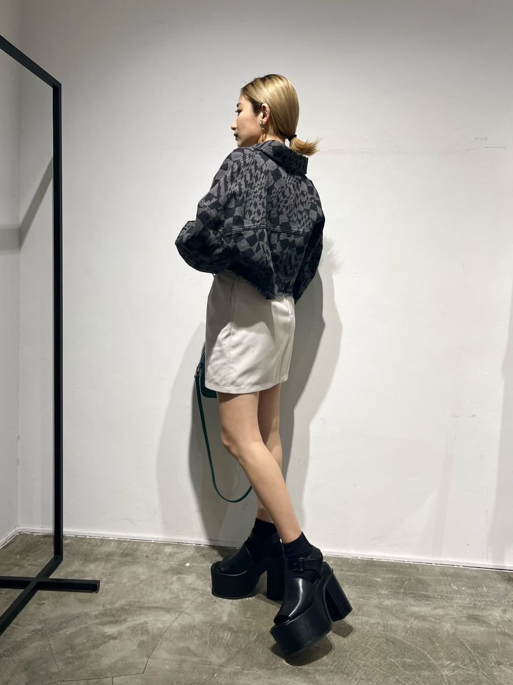 その他のデニムジャケット、ホワイト系のスカート、ブルー系のショルダーバッグを着用したレディースの春コーディネートの3枚目の写真