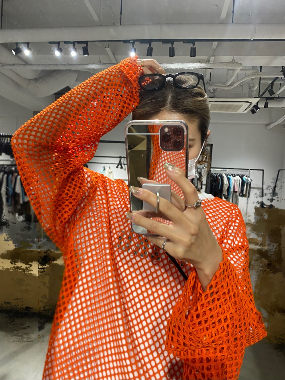 オレンジ系のTシャツ/カットソー、ホワイト系のTシャツ/カットソーを着用したレディースの夏コーディネートの5枚目の写真