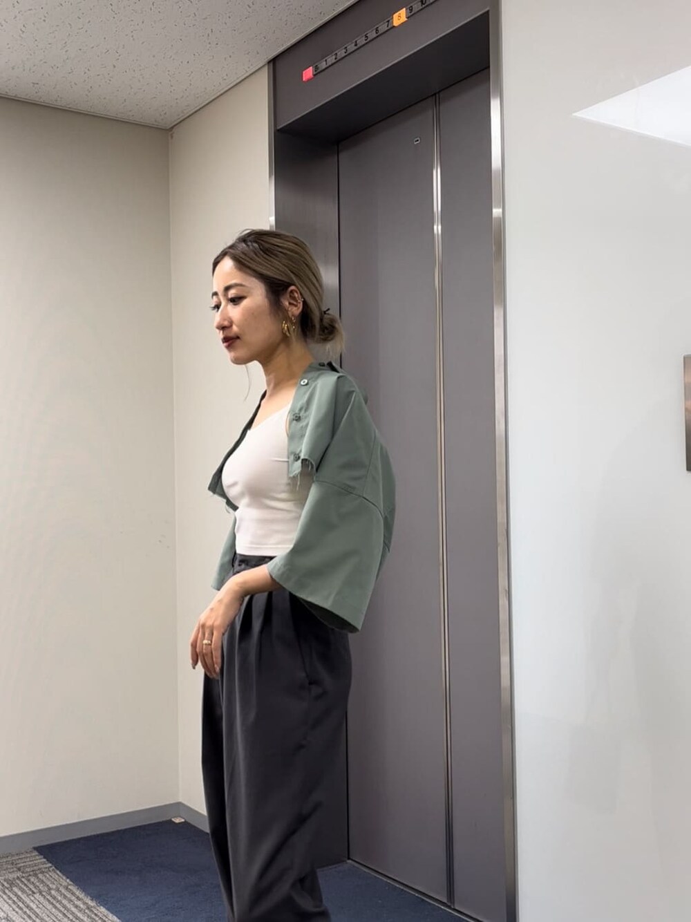 ブルー系のシャツ/ブラウス、グレー系のその他パンツを着用したレディースの夏コーディネートの4枚目の写真