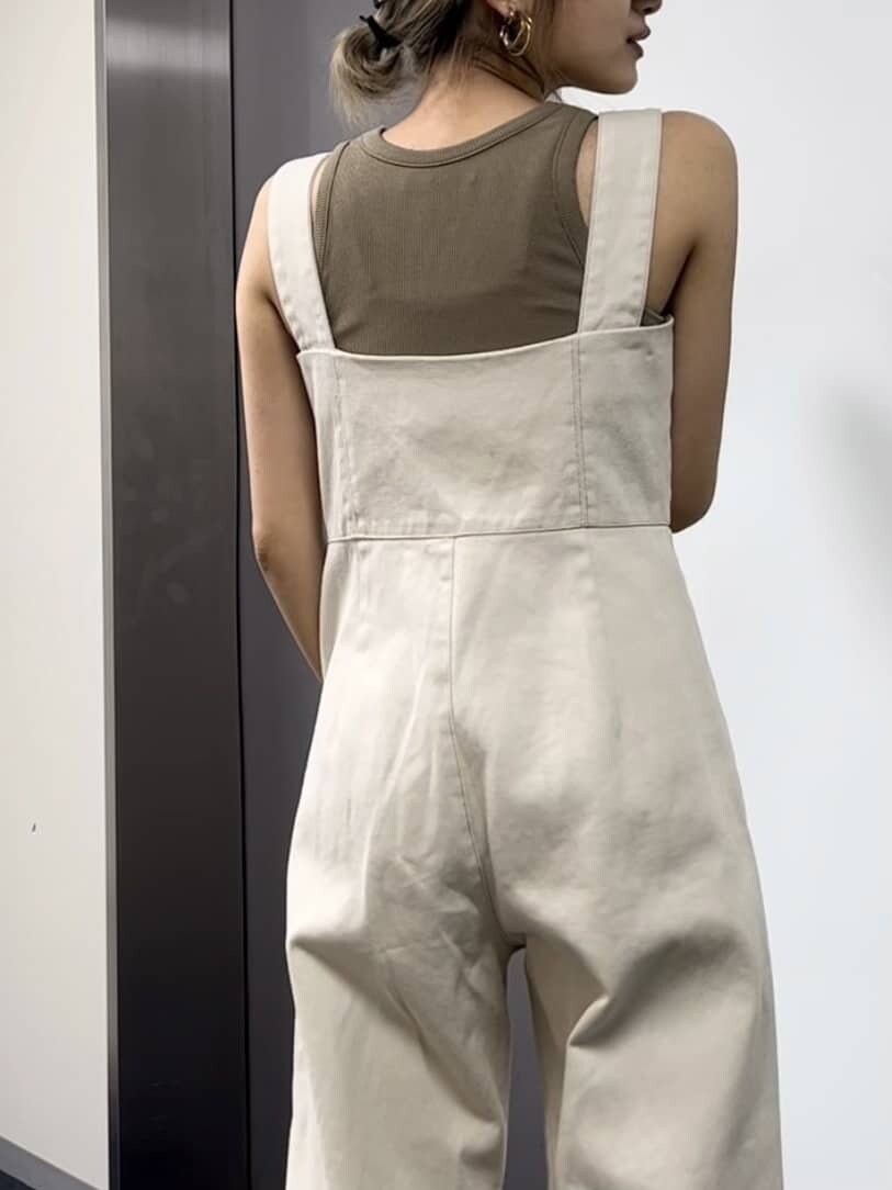 ホワイト系のつなぎ/オールインワン、ベージュ系のタンクトップを着用したレディースの夏コーディネートの4枚目の写真