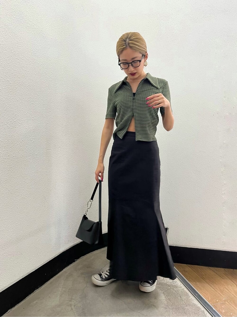 ブラック系のスカート、その他のシャツ/ブラウス、ブラック系のハンドバッグを着用したレディースの春コーディネートの2枚目の写真