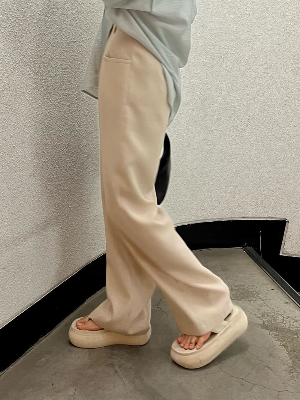 グレー系のシャツ/ブラウス、ブラック系のキャミソール、ホワイト系のサンダルを着用したレディースの春コーディネートの7枚目の写真