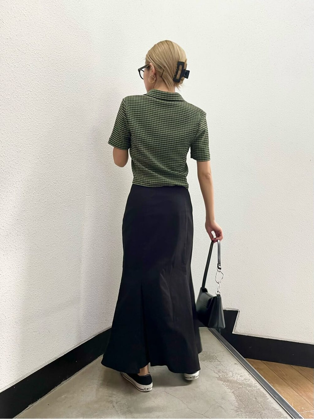 ブラック系のスカート、その他のシャツ/ブラウス、ブラック系のハンドバッグを着用したレディースの春コーディネートの4枚目の写真