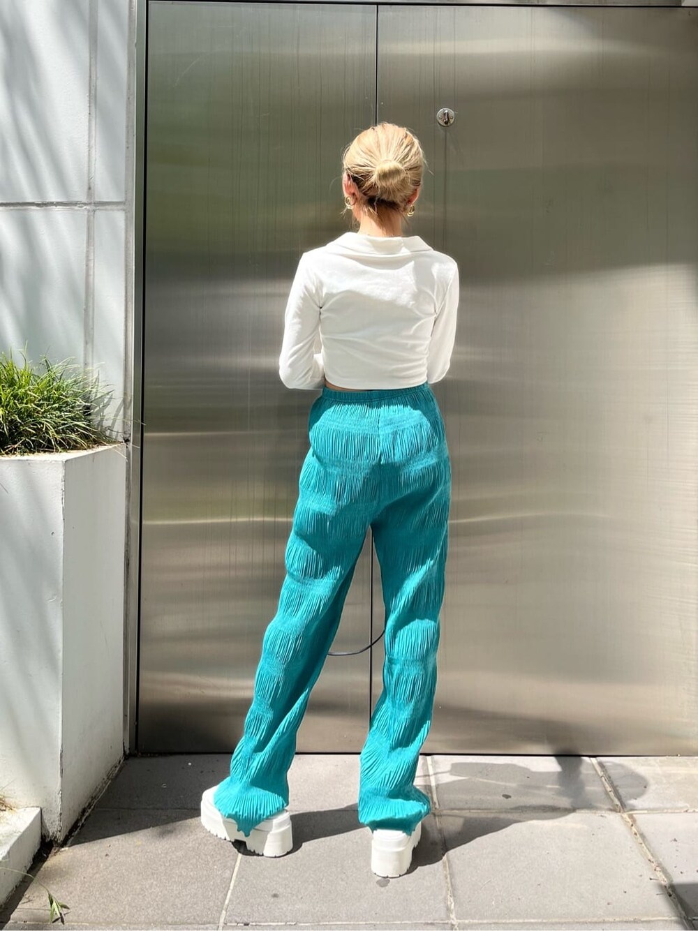 ホワイト系のサンダル、ブラック系のショルダーバッグ、ブルー系のその他パンツを着用したレディースの春コーディネートの5枚目の写真