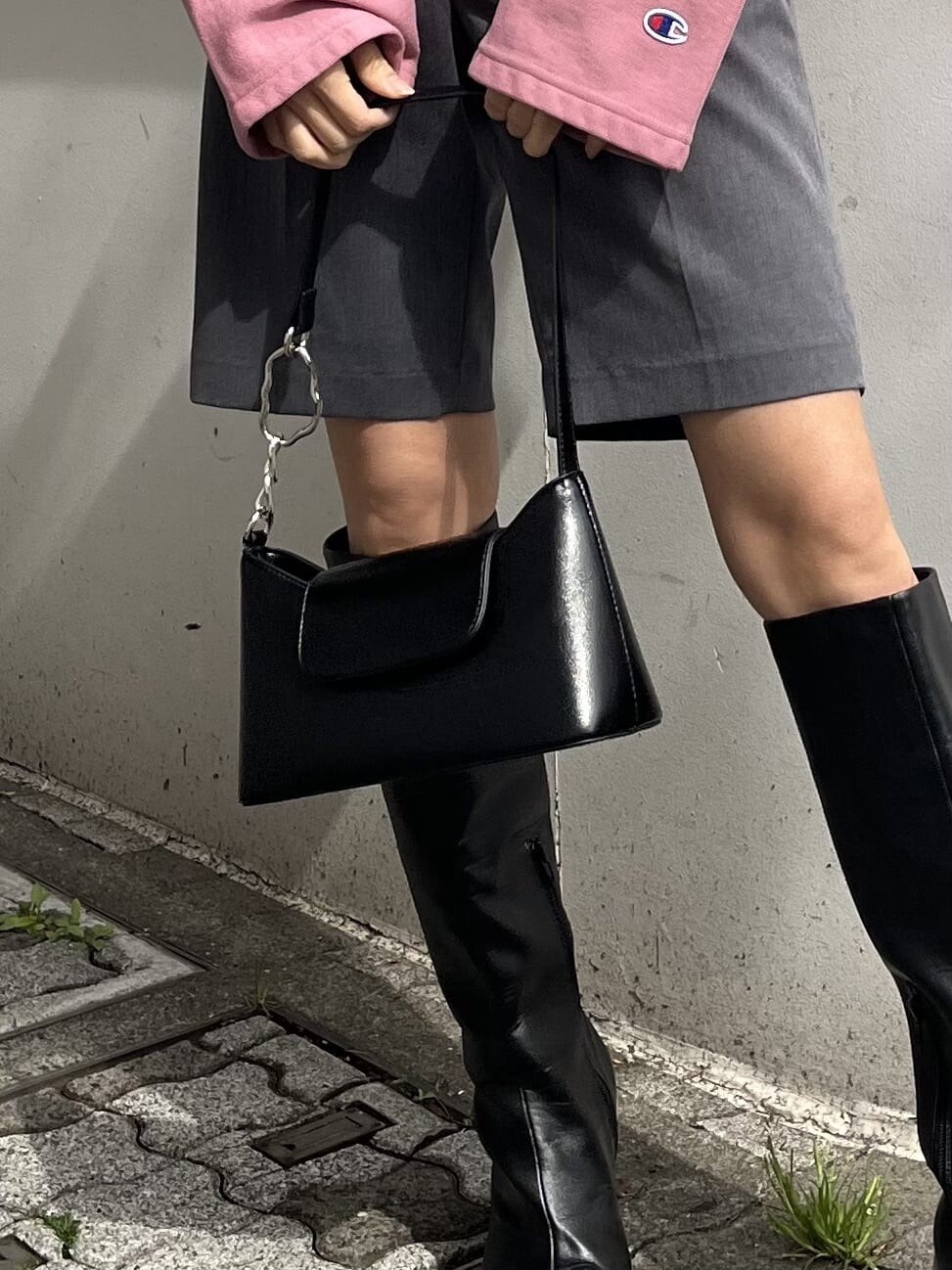 ブラック系のブーツ、グレー系のその他パンツ、ピンク系のTシャツ/カットソーを着用したレディースの春コーディネートの8枚目の写真