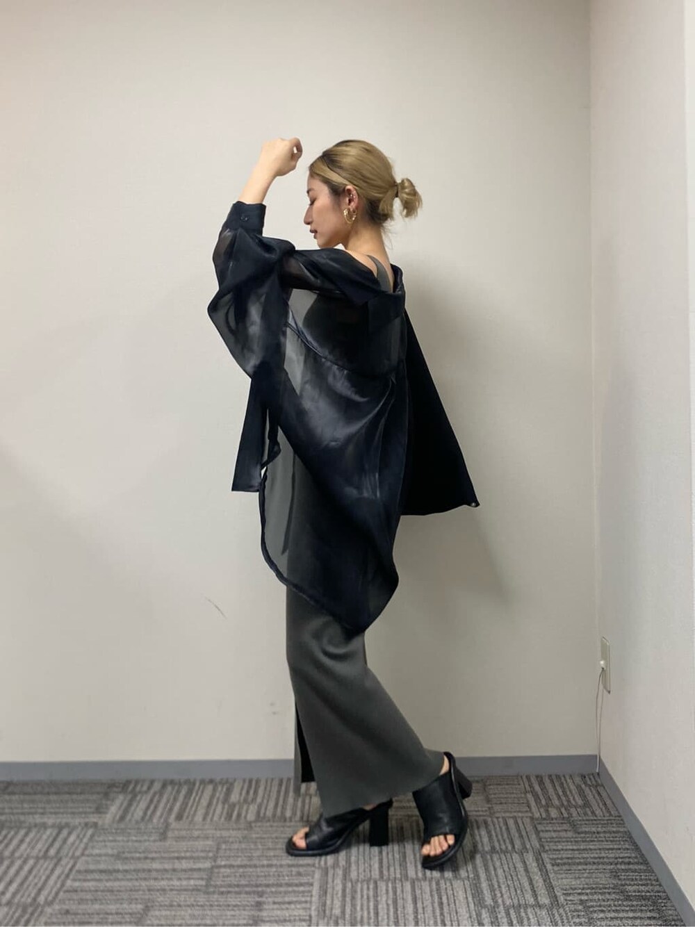 グレー系のワンピース、ブラック系のシャツ/ブラウス、ブラック系のサンダルを着用したレディースの夏コーディネートの3枚目の写真