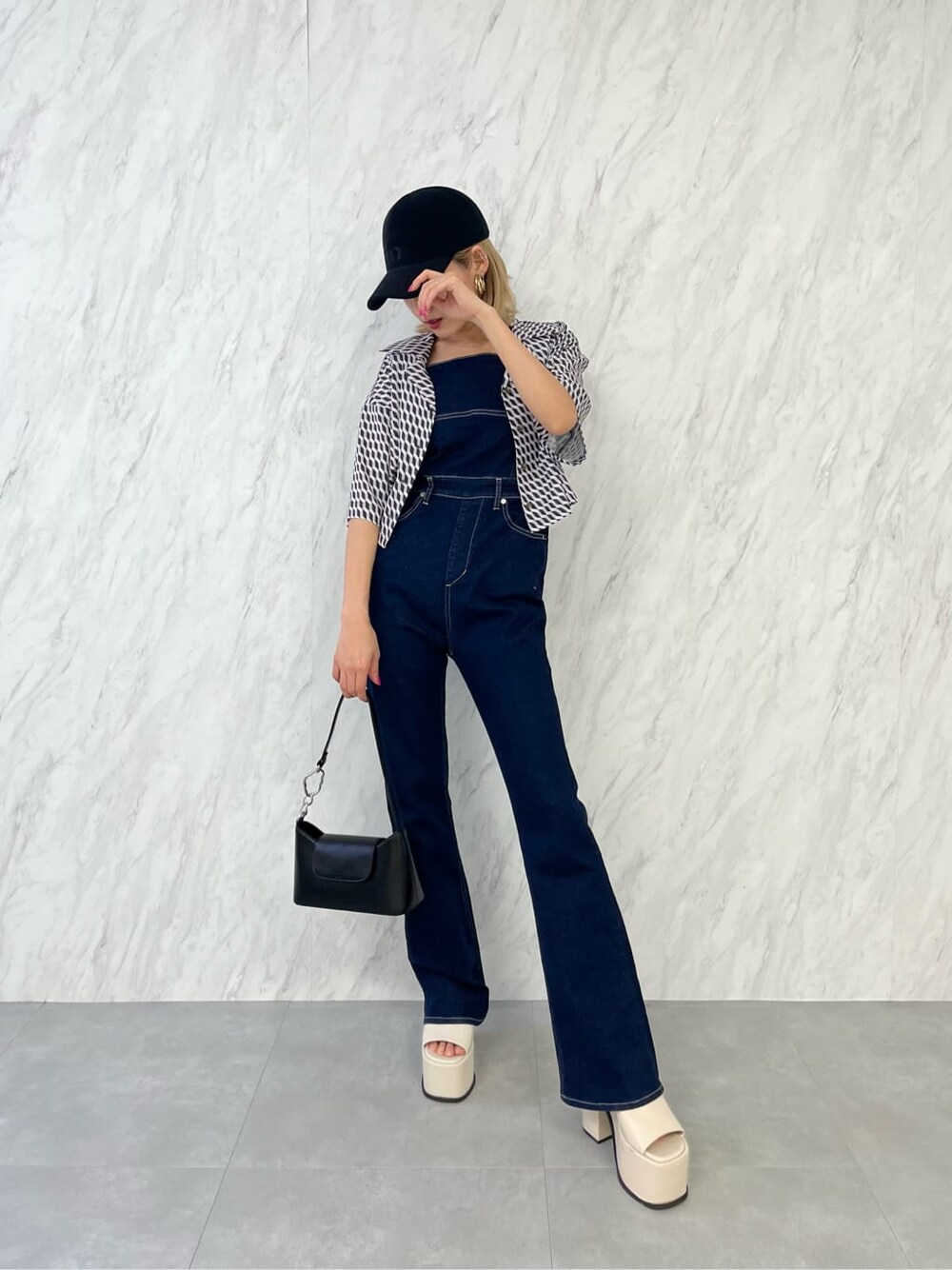 ブルー系のサロペット/オーバーオール、その他のシャツ/ブラウス、ホワイト系のサンダルを着用したレディースの春コーディネートの2枚目の写真