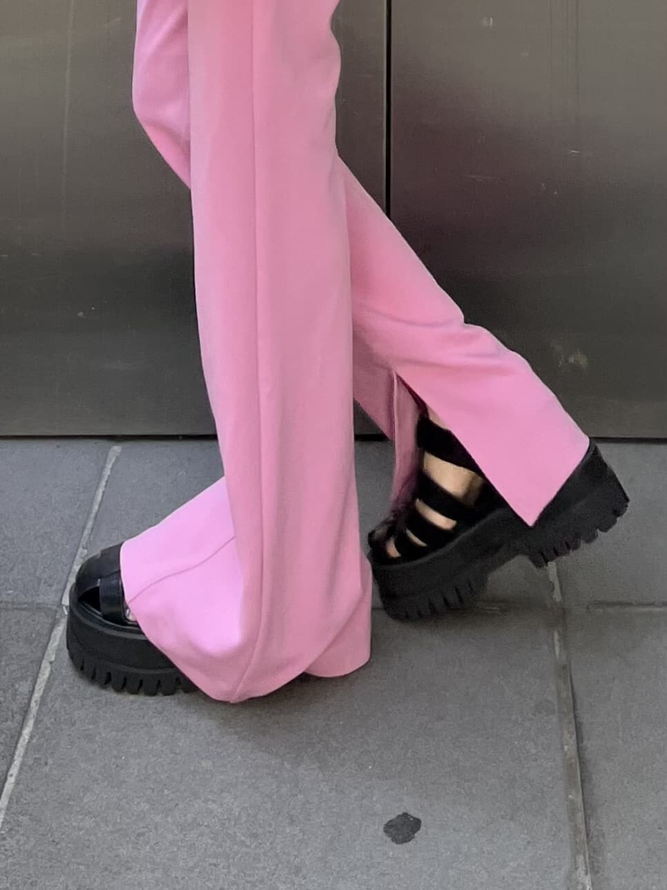 ホワイト系のTシャツ/カットソーを着用したレディースの夏コーディネートの6枚目の写真