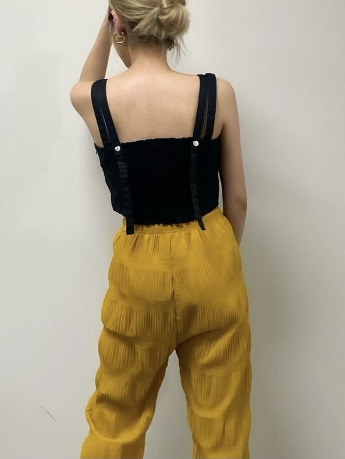 イエロー系のその他パンツ、ブラック系のサンダル、ブラック系のタンクトップを着用したレディースの春コーディネートの5枚目の写真