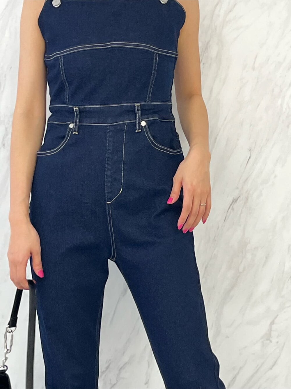 ブルー系のサロペット/オーバーオール、その他のシャツ/ブラウス、ホワイト系のサンダルを着用したレディースの春コーディネートの9枚目の写真