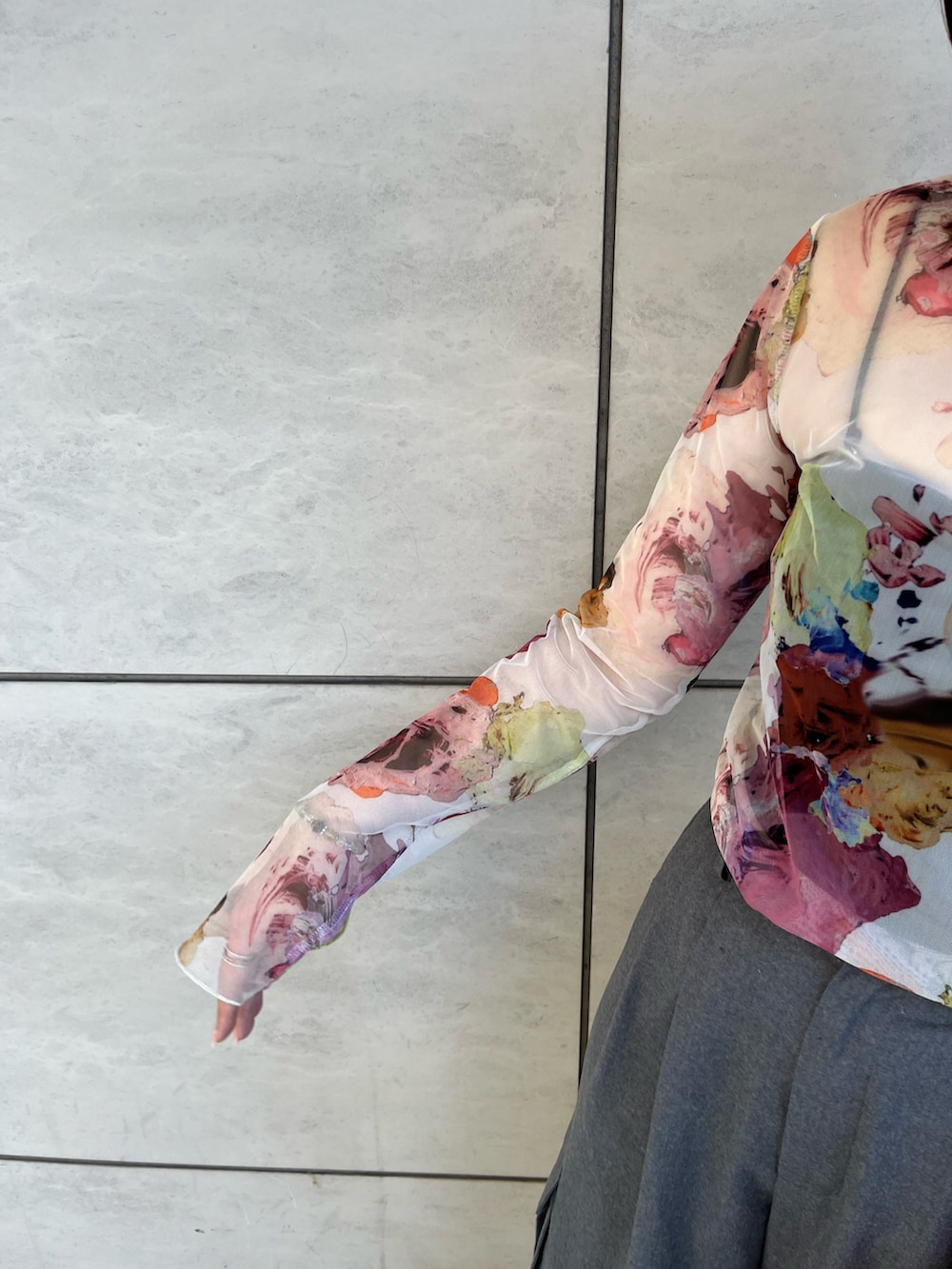 グレー系のカーゴパンツ、ブラック系のブーツ、ホワイト系のTシャツ/カットソーを着用したレディースの夏コーディネートの7枚目の写真