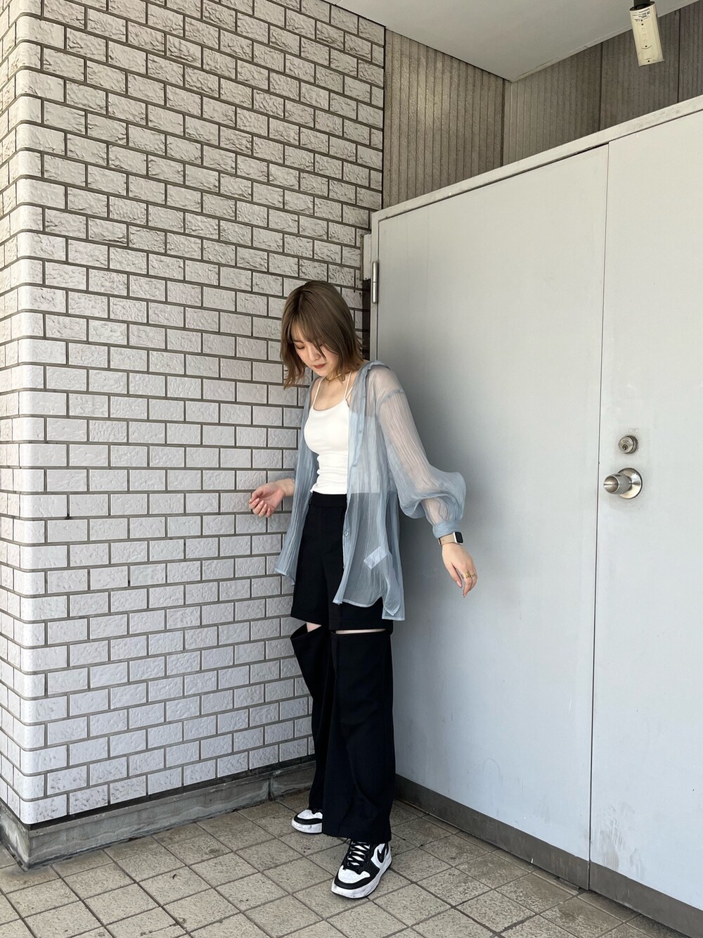 ブルー系のシャツ/ブラウス、ブラック系のスラックス、ホワイト系のTシャツ/カットソーを着用したレディースの春コーディネートの2枚目の写真