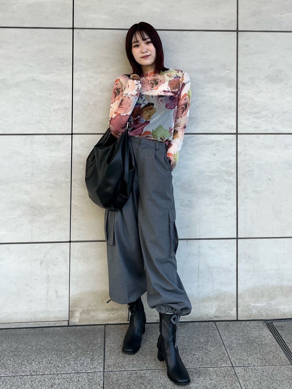 グレー系のカーゴパンツ、ブラック系のブーツ、ホワイト系のTシャツ/カットソーを着用したレディースの夏コーディネートの5枚目の写真