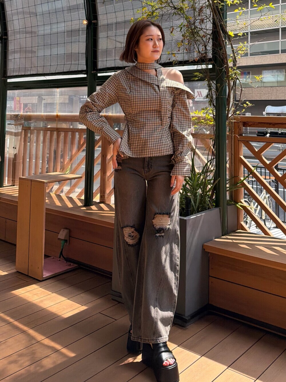 グレー系のデニムパンツ、ブラック系のブーツ、その他のシャツ/ブラウスを着用したレディースの春コーディネートの2枚目の写真