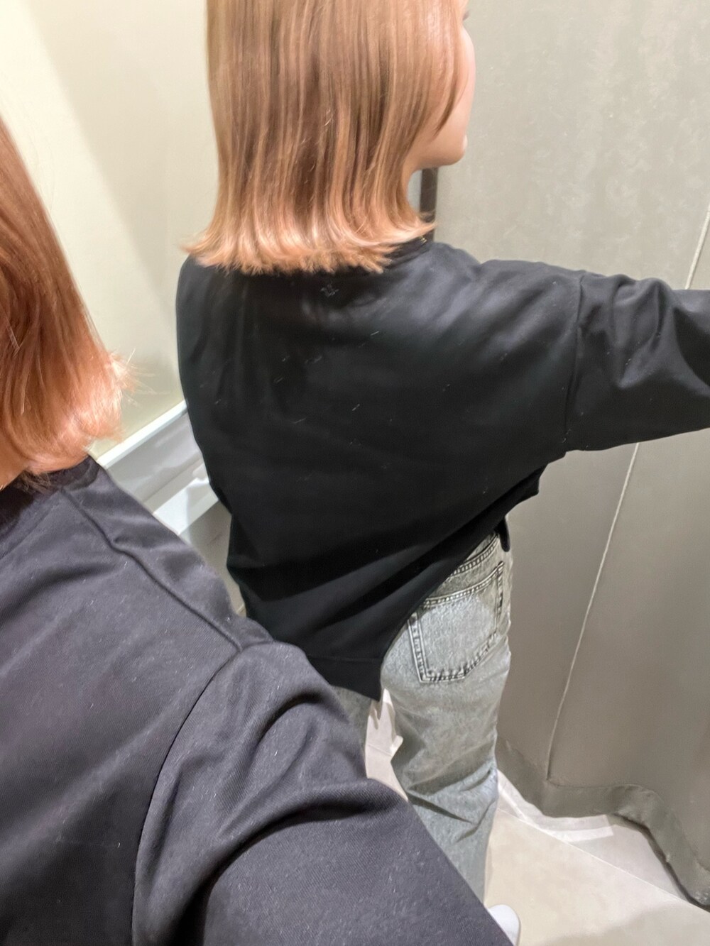 グレー系のデニムパンツ、ブラック系のTシャツ/カットソー、ブラック系のベルトを着用したレディースの春コーディネートの2枚目の写真