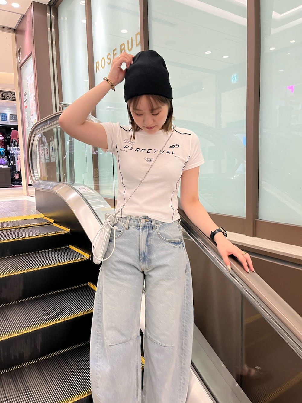 ホワイト系のTシャツ/カットソー、ブルー系のデニムパンツ、ブラック系のパンプスを着用したレディースの夏コーディネートの7枚目の写真