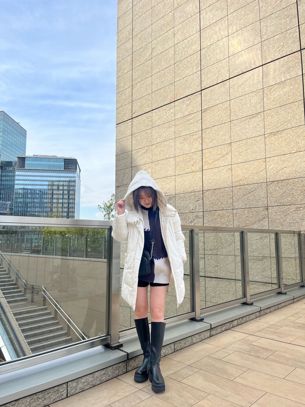 「MURUAのコクーンミドルブルゾン（ブルゾン、ホワイト系）」を使った、清水夢乃さん（レディース・166cm）の冬コーディネートの5枚目の写真