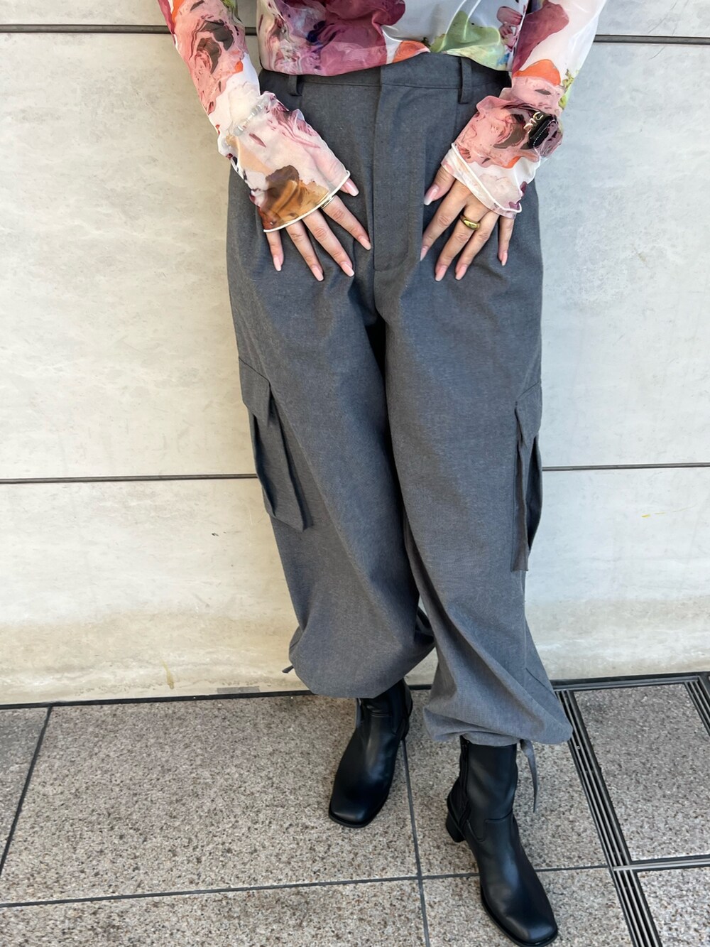 グレー系のカーゴパンツ、ブラック系のブーツ、ホワイト系のTシャツ/カットソーを着用したレディースの夏コーディネートの8枚目の写真