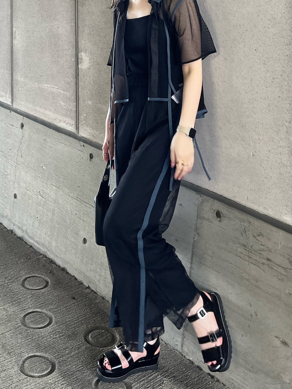 ブラック系のシャツ/ブラウス、ブラック系のスウェットパンツ、ブラック系のサンダルを着用したレディースの夏コーディネートの3枚目の写真