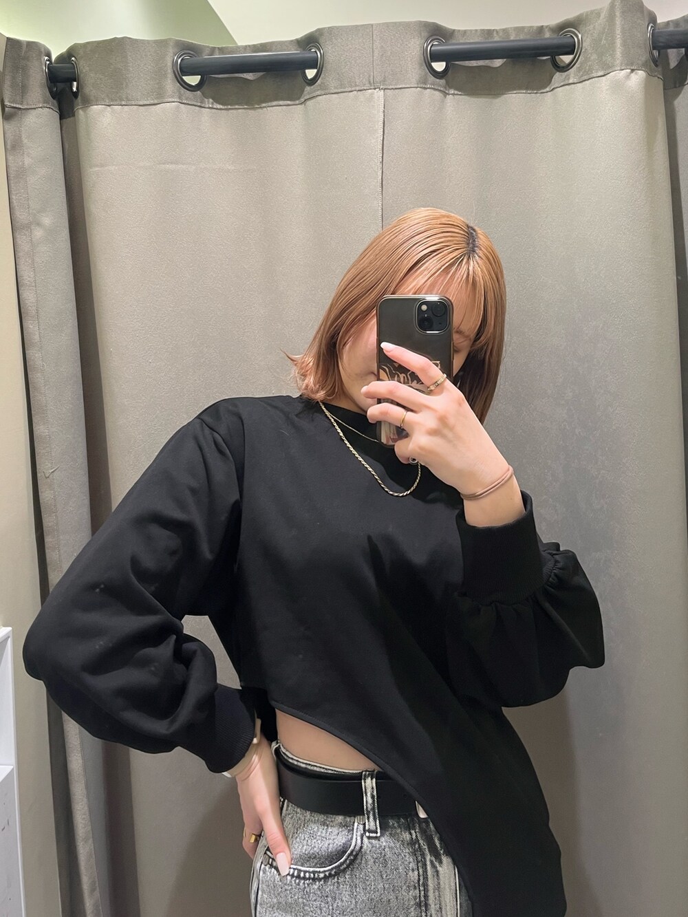 グレー系のデニムパンツ、ブラック系のTシャツ/カットソー、ブラック系のベルトを着用したレディースの春コーディネートの4枚目の写真