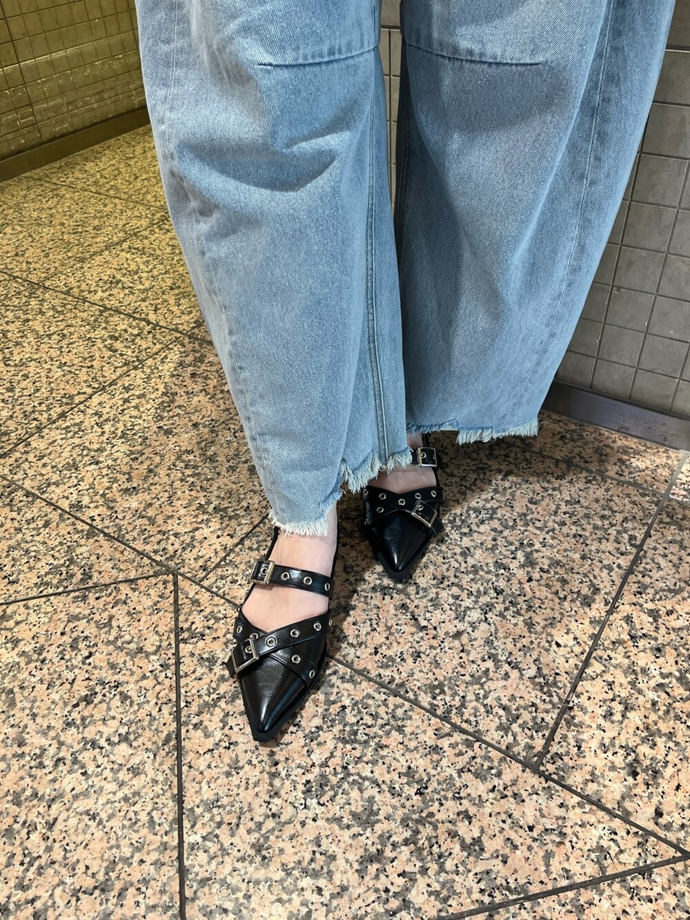 ホワイト系のTシャツ/カットソー、ブルー系のデニムパンツ、ブラック系のパンプスを着用したレディースの夏コーディネートの6枚目の写真