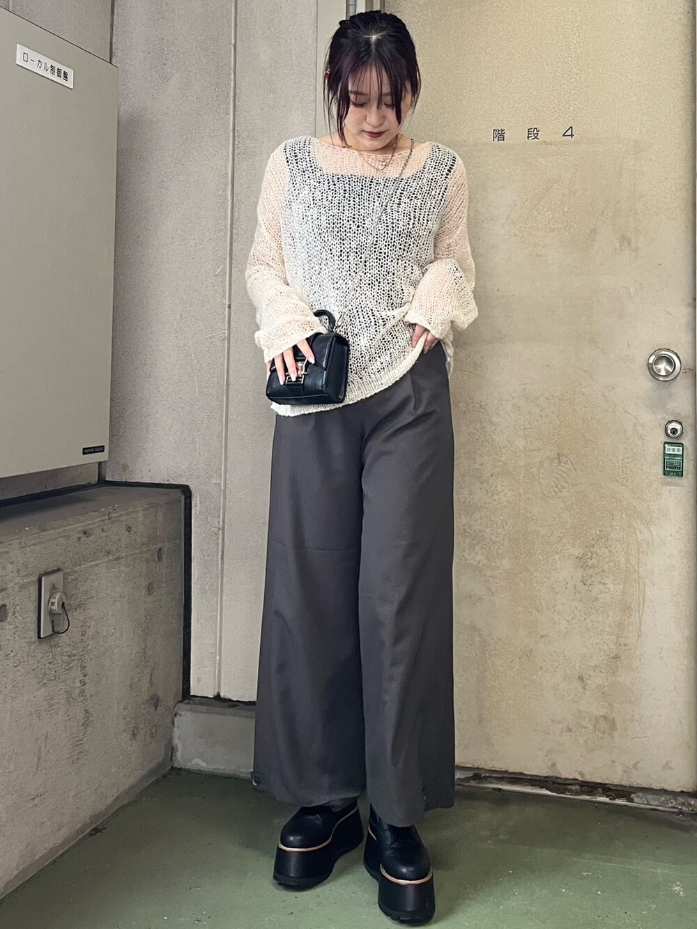 ホワイト系のニット/セーター、グレー系のその他パンツ、ブラック系のブーツを着用したレディースの秋コーディネートの3枚目の写真