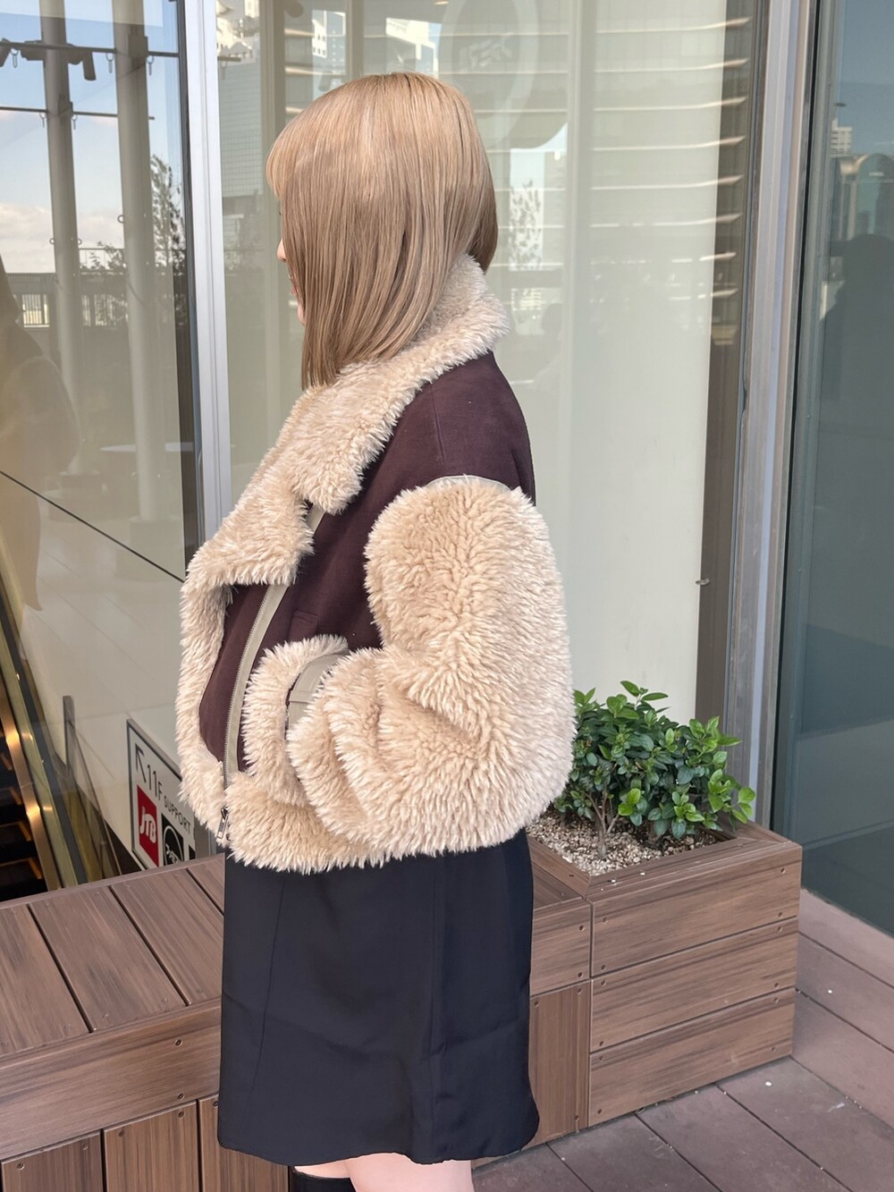 「ワンピース、ムートン」｜「MURUAのボレロステッチワンピース（ワンピース、ブラック系）」を使った、清水夢乃さん（レディース・166cm）の冬コーディネートの5枚目の写真