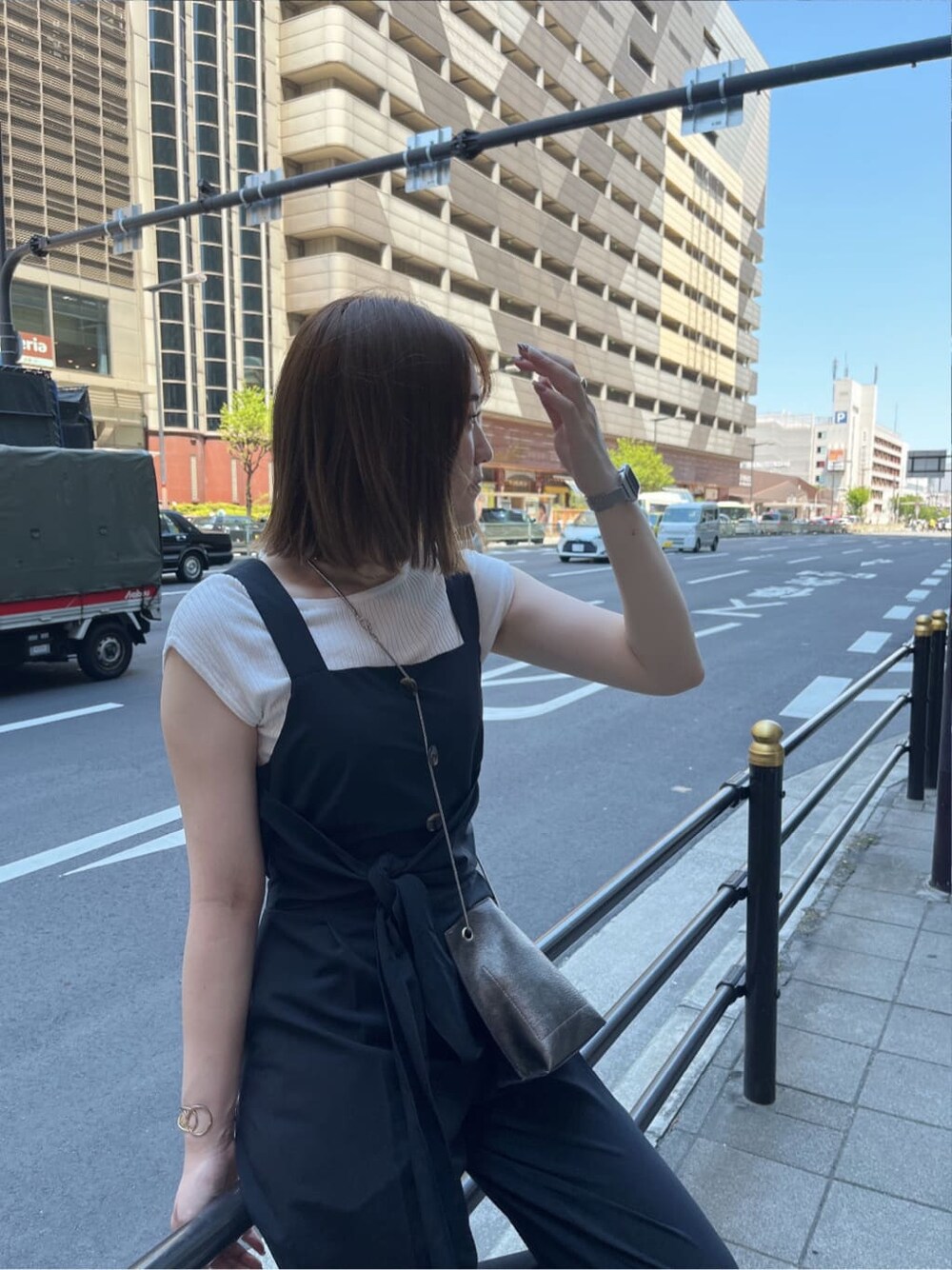 ブラック系のつなぎ/オールインワン、その他のサンダル、ブラック系のショルダーバッグを着用したレディースの夏コーディネートの3枚目の写真