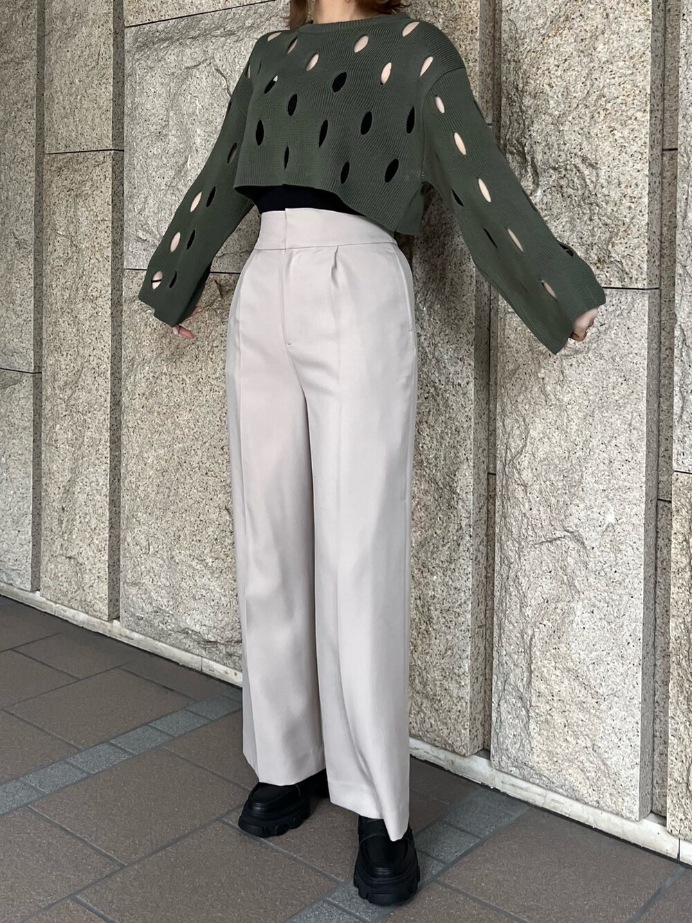 ブラック系のローファー、ベージュ系のスラックス、グリーン系のニット/セーターを着用したレディースの冬コーディネートの4枚目の写真