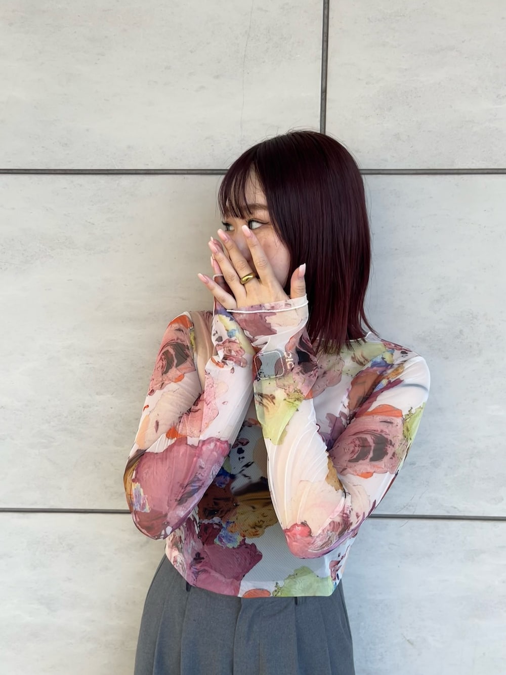 グレー系のカーゴパンツ、ブラック系のブーツ、ホワイト系のTシャツ/カットソーを着用したレディースの夏コーディネートの6枚目の写真