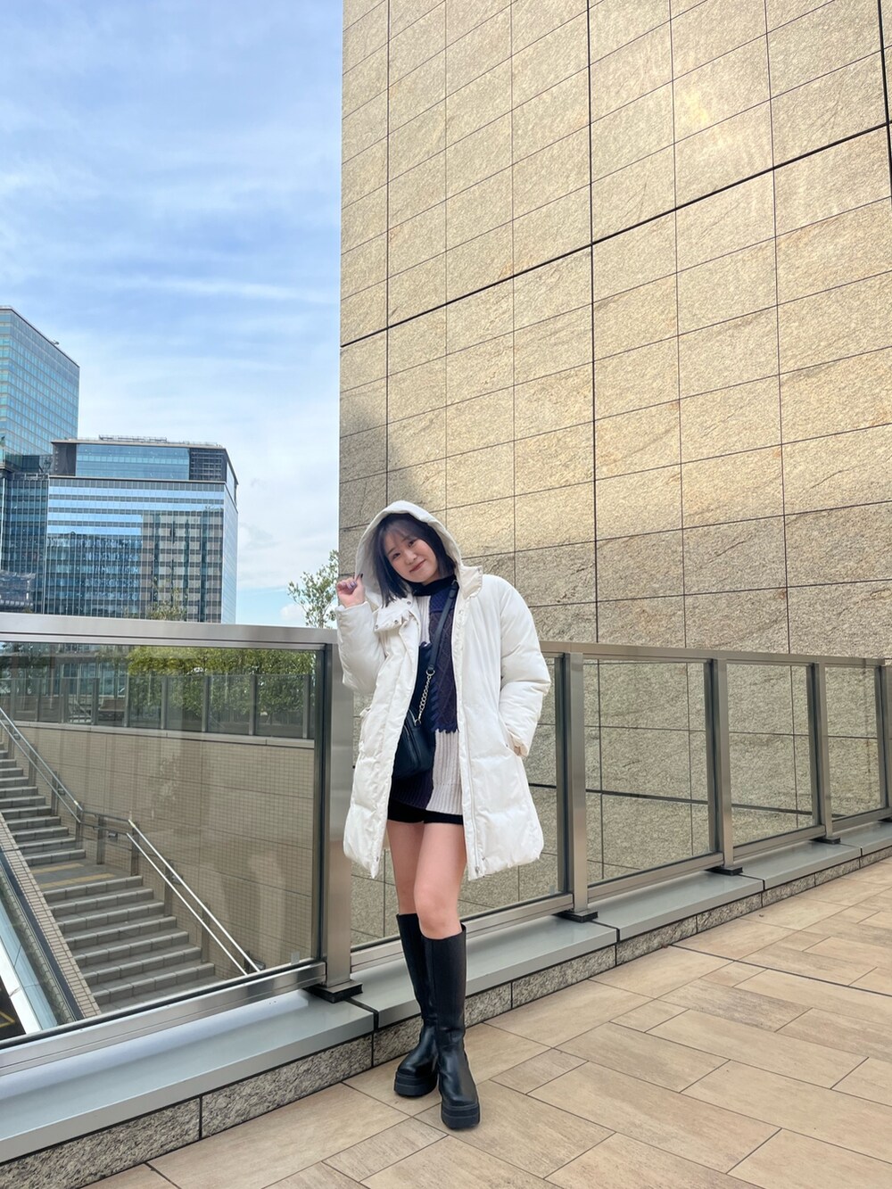 「MURUAのコクーンミドルブルゾン（ブルゾン、ホワイト系）」を使った、清水夢乃さん（レディース・166cm）の冬コーディネートの4枚目の写真