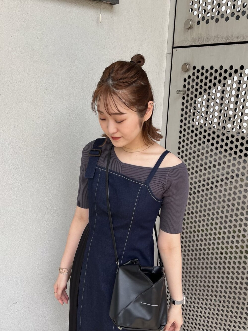 ブラック系のサンダル、ブルー系のワンピース、グレー系のニット/セーターを着用したレディースの夏コーディネートの5枚目の写真