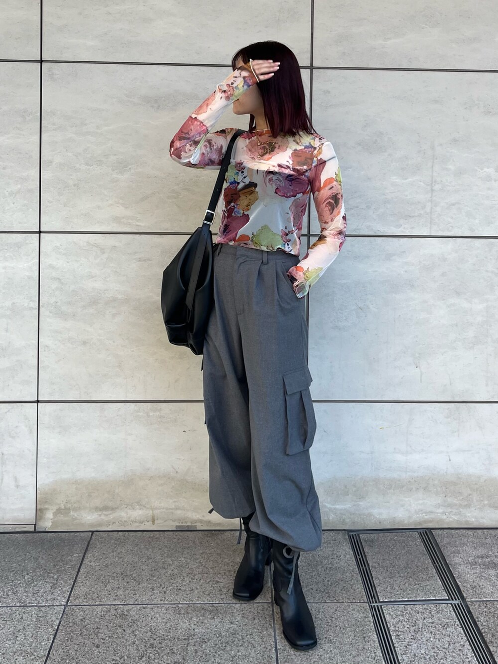 グレー系のカーゴパンツ、ブラック系のブーツ、ホワイト系のTシャツ/カットソーを着用したレディースの夏コーディネートの4枚目の写真