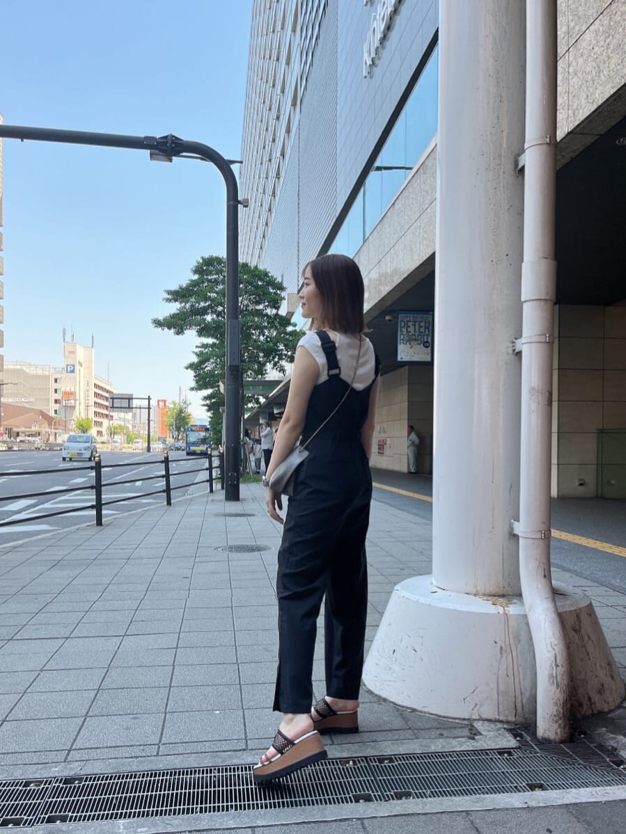 ブラック系のつなぎ/オールインワン、その他のサンダル、ブラック系のショルダーバッグを着用したレディースの夏コーディネートの2枚目の写真