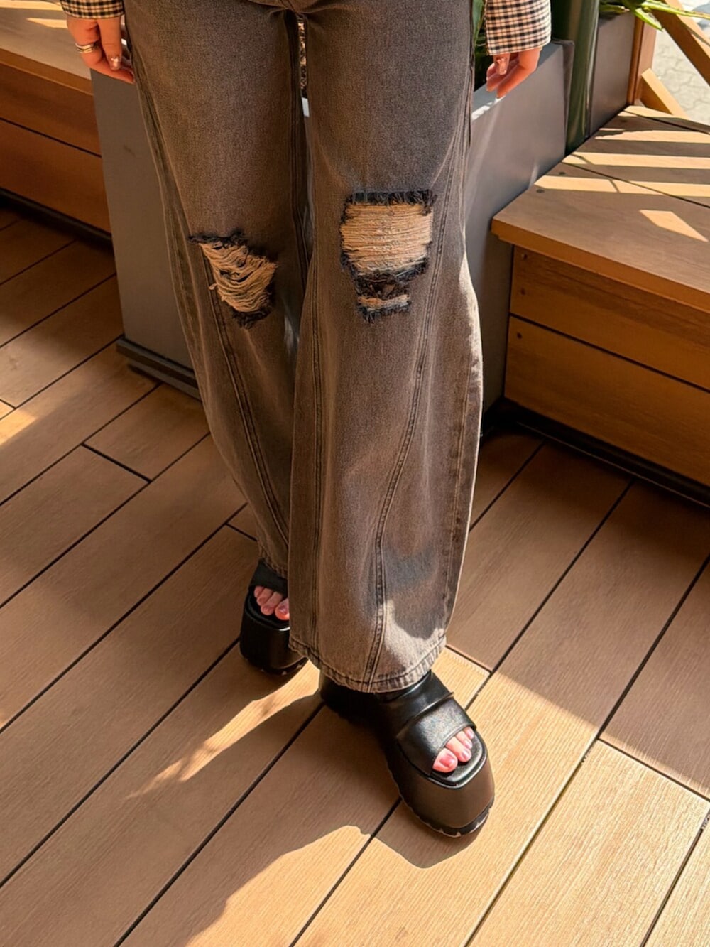 グレー系のデニムパンツ、ブラック系のブーツ、その他のシャツ/ブラウスを着用したレディースの春コーディネートの7枚目の写真